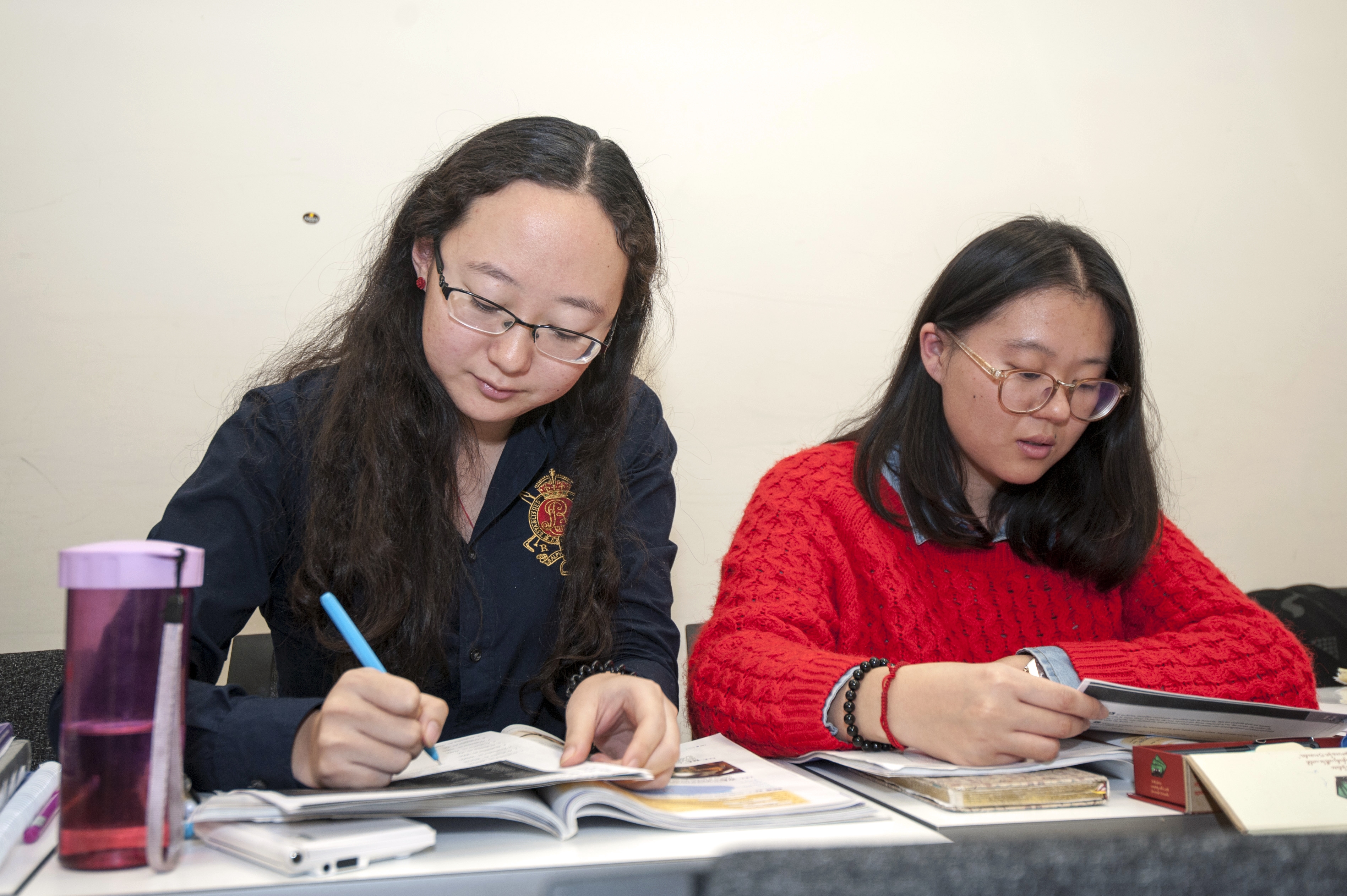 Alumnos a la entrada del edificio Carmen Calzado sede de la Escuela de Arquitectura de la Universidad de Alcalá Alumnos a la entrada del edificio Carmen Calzado sede de la Escuela de Arquitectura de la Universidad de Alcalá
